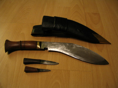 Kukri,_karda_&_chakmak.jpg