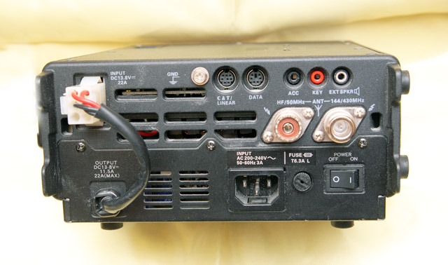 Вид задней панели радиостанции Yaesu FT-897D, c установленным и подключенным блоком питания FP-30C